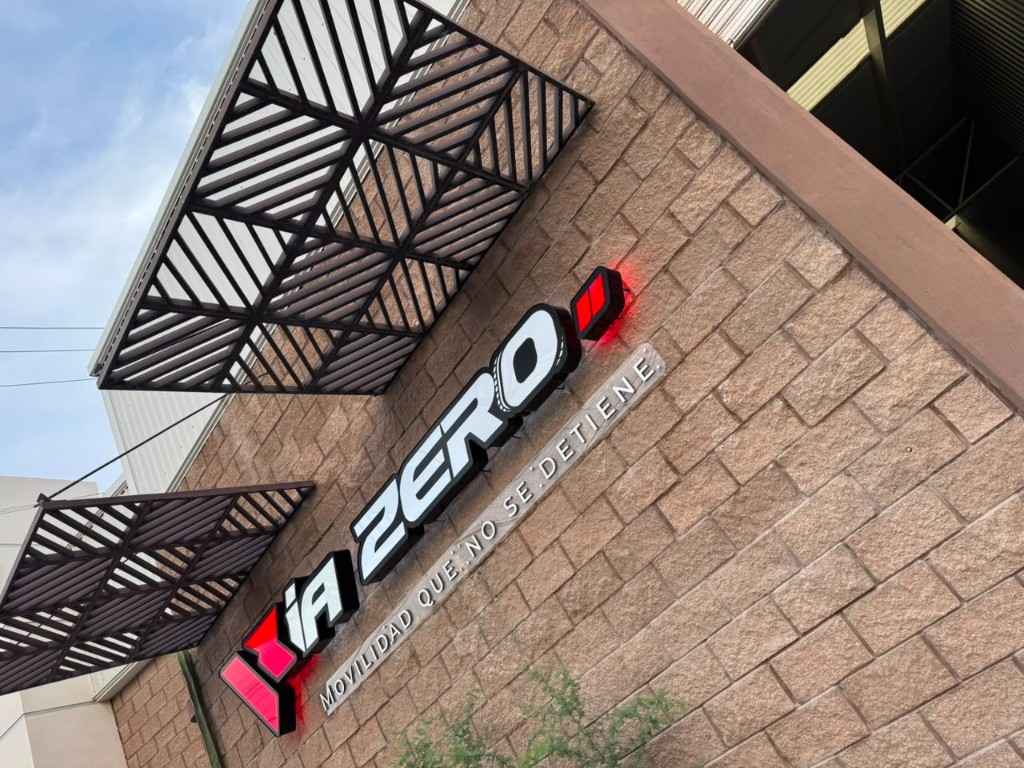 Letrero ViaZero en nuestras instalaciones